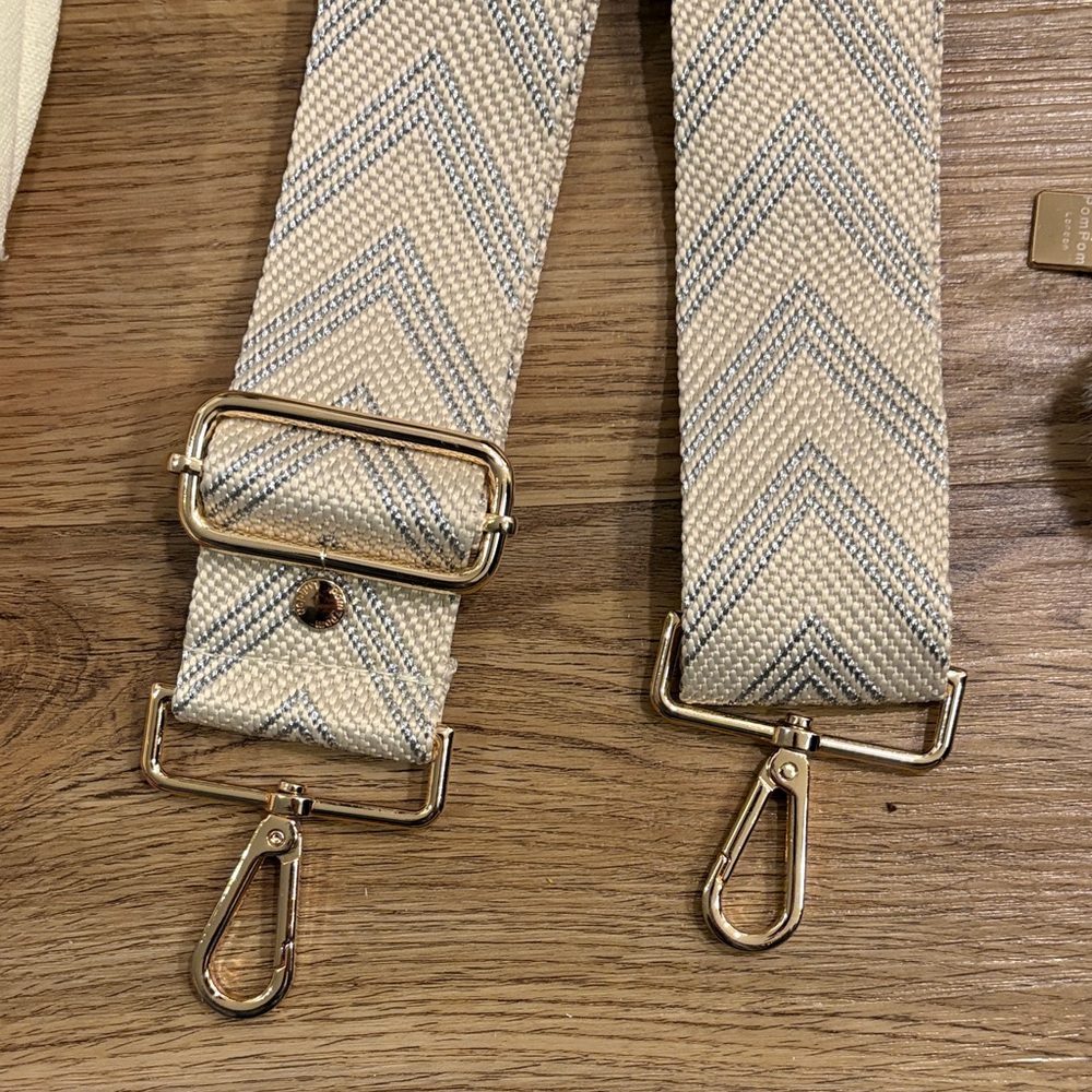 Pom Pom London Silver Crossbody Bag with Three Straps, a key chain and dust bag - Picture 9 of 13